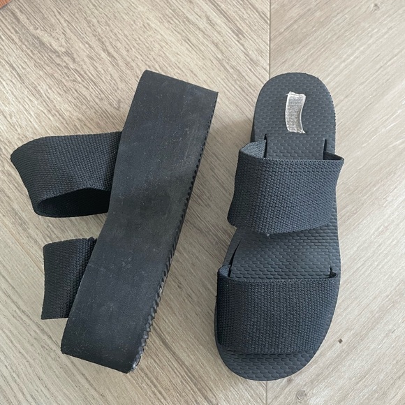 Beach Black Platform Sandals!!
Water resistant - Picture 3 of 4